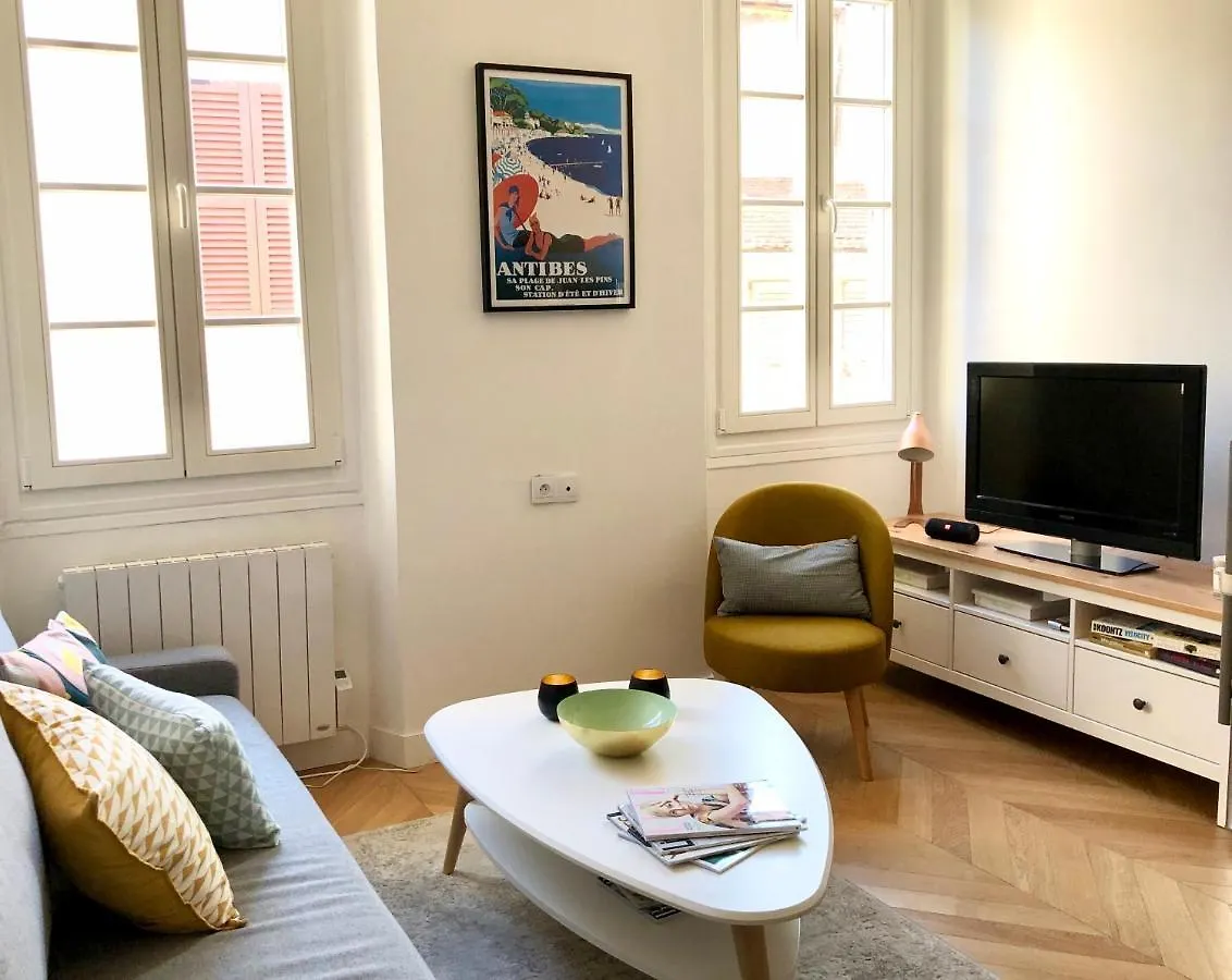 Apartment Charming And Modernly Designed 2 Bedroom - Old Town Antibes