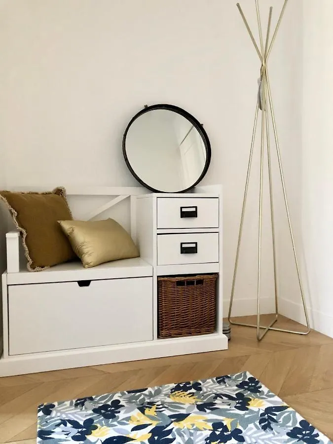 Charming And Modernly Designed 2 Bedroom - Old Town Antibes Apartment