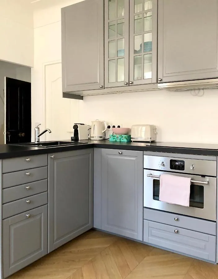 Charming And Modernly Designed 2 Bedroom - Old Town Antibes