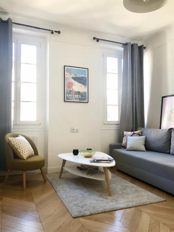 Apartment Charming And Modernly Designed 2 Bedroom - Old Town Antibes France